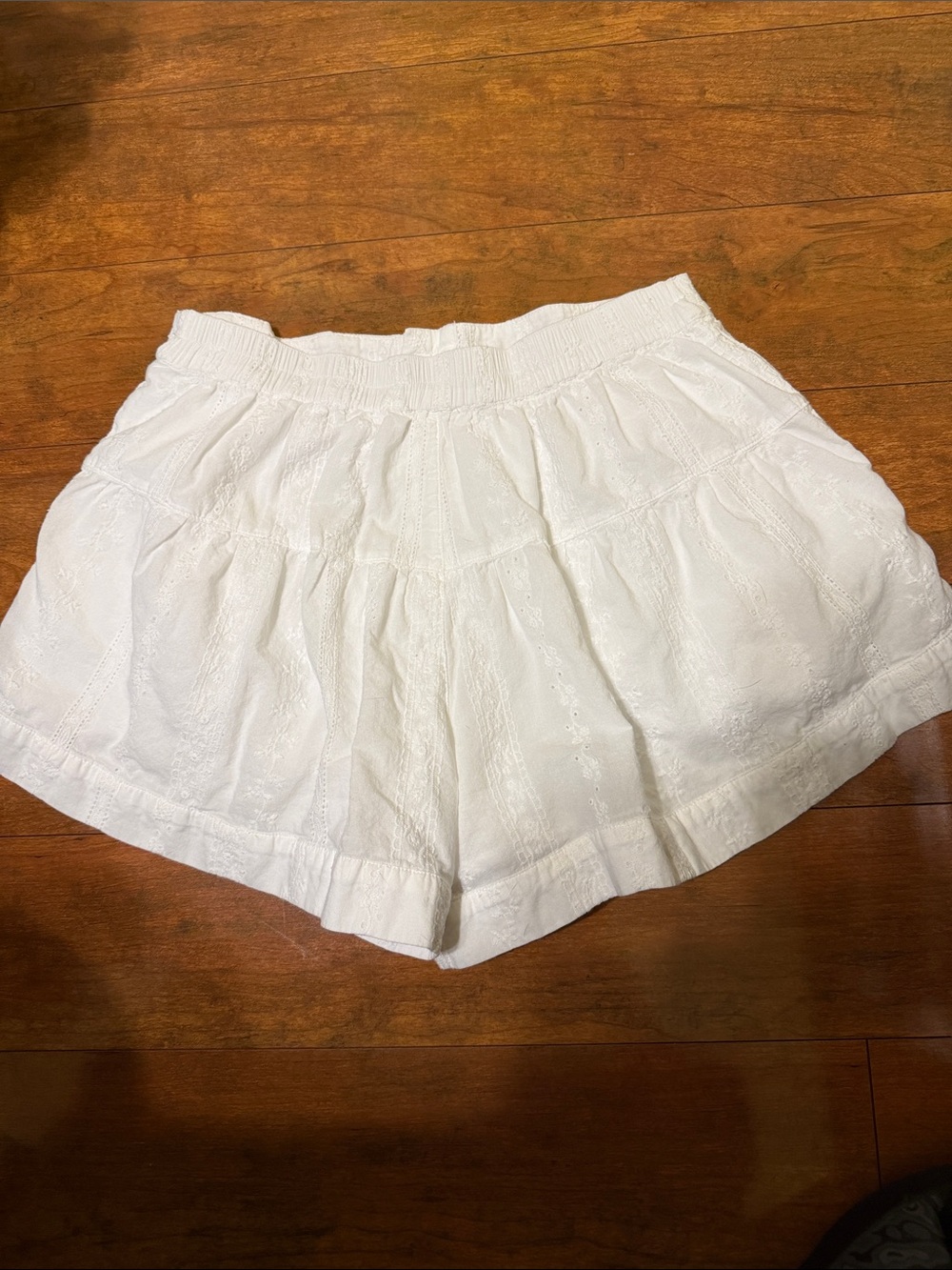 High-Waist White Button-Front Tiered Cotton Shorts - Picture 4 of 5